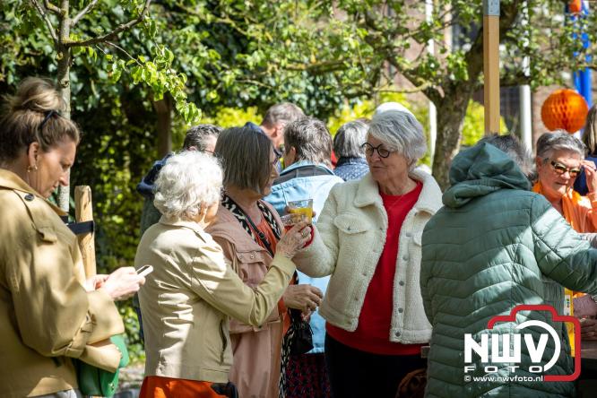 Volle terrassen, bruisende kleedjesmarkt en sportieve Wallenloop: Elburg leeft tijdens koningsdag! - &copy; NWVFoto.nl